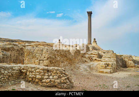 Il gigante di pietra monolitica la colonna di Pompeo situata tra le rovine di antiche Serapeo - il tempio greco dedicato a Serapide, Alessandria, Egitto. Foto Stock