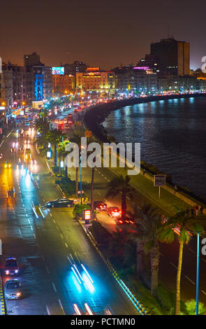 Alessandria, Egitto - 18 dicembre 2017: il traffico di sera lungo la Corniche Avenue, rivolta verso la fascia costiera della città, il 18 dicembre ad Alessandria. Foto Stock
