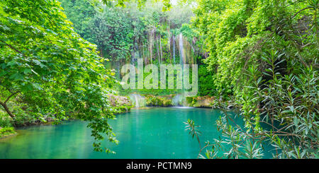 Le cascate di Kursunlu e il bellissimo lago nel canyon, circondato da lussureggiante foresta verde, Aksu, Turchia. Foto Stock