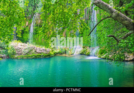 Kursunlu cascata è circondato dal bosco ombreggiato, allungandosi lungo il canyon, fornendo l'ombra e fresca aria fredda, Aksu, Turchia. Foto Stock