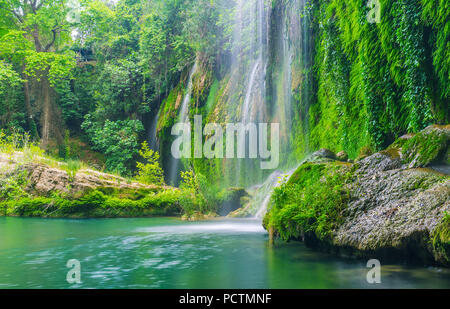 Godetevi la cascata Kursunlu - affluente del fiume Aksu, in esecuzione nel canyon, coperto con ombroso bosco verde, la Turchia. Foto Stock