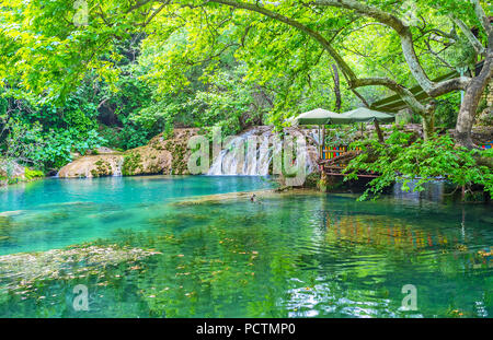 La piacevole passeggiata a lago in Kursunlu natura park, famoso per le sue cascate e laghetti, situato nel verde canyon, Aksu, Turchia. Foto Stock