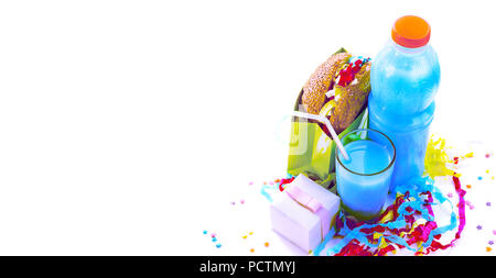 Il surrealismo banner composizione festosa drinks e spuntini holiday hamburger cookie tinsel coriandoli confezione regalo cocktail di colori saturi. I bambini di vacanza bi Foto Stock