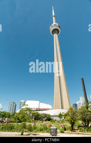 Toronto, Ontario, Canada. Guardando ad ovest da abbassare Simcoe Street in estate presso la CN Tower, Ripley's Aquarium, il Rogers Centre, Olympic Park; vista verticale. Foto Stock