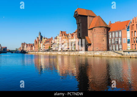 Gdansk gru Zuraw, vista del Zuraw - la più grande gru medievale in Europa situato accanto al fiume Motlawa nell'area della Città Vecchia di Danzica, Polonia. Foto Stock