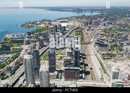 Toronto, Ontario, Canada. Vista a ovest dalla parte superiore della torre CN lungo il lago Ontario verso Etobicoke e di Mississauga. Gardiner Expressway inizia in basso a sinistra. Foto Stock