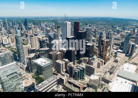 Toronto, Ontario, Canada. Guardando a nord-est dalla parte superiore della torre CN verso East York e Scarborough distretti in estate, Union Station in basso a destra. Foto Stock