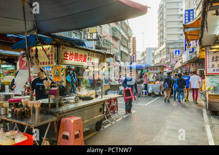 Taipei, Taiwan - Marzo 14,2015 : vista panoramica di Raohe Street Night Market,persone possono vedere a piedi ed esplorare intorno ad esso. Foto Stock