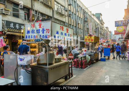 Taipei, Taiwan - Marzo 14,2015 : vista panoramica di Raohe Street Night Market,persone possono vedere a piedi ed esplorare intorno ad esso. Foto Stock