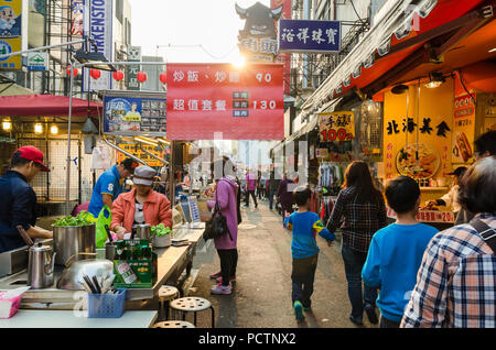 Taipei, Taiwan - Marzo 14,2015 : vista panoramica di Raohe Street Night Market,persone possono vedere a piedi ed esplorare intorno ad esso. Foto Stock