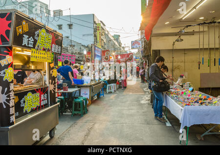 Taipei, Taiwan - Marzo 14,2015 : vista panoramica di Raohe Street Night Market,persone possono vedere a piedi ed esplorare intorno ad esso. Foto Stock