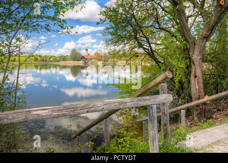 Lago Froschhauser, chiesa di pellegrinaggio, St. Leonhard, Froschhausen vicino a Murnau, Alta Baviera, Baviera, Germania meridionale, Germania Foto Stock