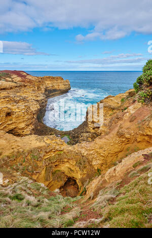 Paesaggio 'grotta', Great Ocean Road, Parco Nazionale di Port Campbell, Victoria, Australia, Oceania Foto Stock