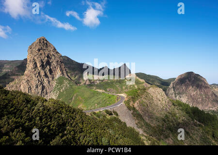 Los Roques con la high road e le montagne di Roque de Agando, Roque de Zarcita e Roque de Ojila, Parco Nazionale di Garajonay, La Gomera, isole Canarie, Canarie, Spagna Foto Stock