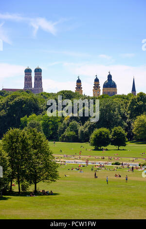 Vista da Monopteros, Englischer Garten, Frauenkirche e Theatinerkirche, Monaco di Baviera, Baviera, Baviera, Germania Foto Stock