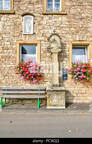 La statua della Vergine Maria, festa dell Annunciazione, facciata di Casa, Autunno, Fahr, Franconia, Baviera, Germania, Europa Foto Stock