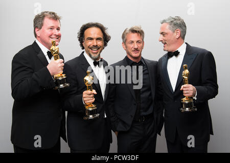 HOLLYWOOD, CA - febbraio 22: James W. Skotchdopole, Alejandro G. Iñárritu, presentatore, Sean Penn e John Lesher pongono backstage con l'OSCAR® per Best Motion Picture dell'anno, per lavorare su "Birdman o (l'inaspettato virtù di ignoranza)" durante il live ABC teletrasmesso del 87th Oscar® al Dolby® Theatre di Hollywood, CA domenica 22 febbraio, 2015. Foto Stock