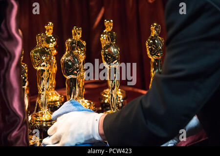 HOLLYWOOD, CA - febbraio 22: Oscar statue dietro le quinte 87th Oscar® al Dolby® Theatre di Hollywood, CA domenica 22 febbraio, 2015. Foto Stock