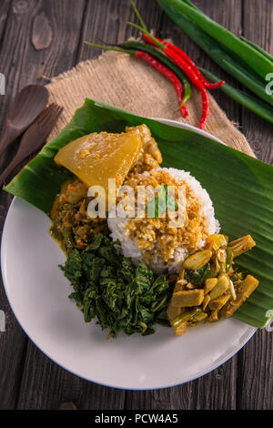 Nasi padang servita con carni bovine curry di tendine, jackfruit giovani e foglie di manioca con sambal hijau o salsa piccante Foto Stock