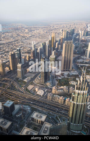 Bella vista superiore della città di Dubai negli Emirati Arabi Uniti. Vista da sopra. Foto Stock