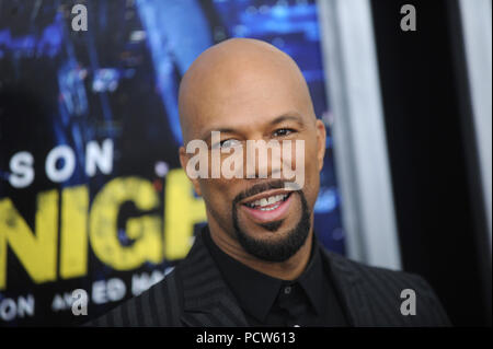 NEW YORK, NY - MARZO 09: Attore/registrazione comune artista assiste il 'correre per tutta la notte " New York premiere a AMC Lincoln Square Theatre il 9 marzo 2015 in New York City. Persone: comune Foto Stock