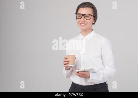 Giovani happy business ragazza beve caffè isolato Foto Stock