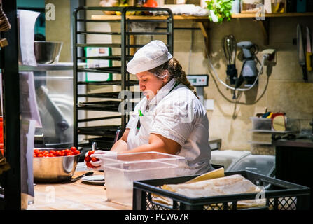 Berlino, Germania-Ott 26, 2016: Ritratto di donna tedesca chef con il cibo cotto in piedi in cucina a Berlino, il Ott 26, 2016, Germania. Foto Stock