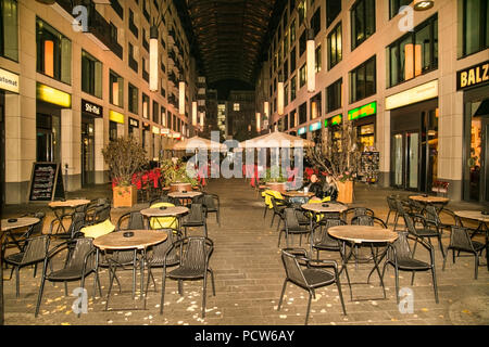 Berlino GERMANIA - Ott 26, 2016: visitare la gente nuova shoping mall di notte per avere un drink il Ott 26, 2106. A Berlino , Germania. Foto Stock