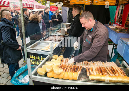 Berlino, Germania- OTT 29,2016: : la gente compra salsicce al tradizionale mercato di strada su Potsdamer Platz il Ott 29, 2016 a Berlino, Germania. Foto Stock