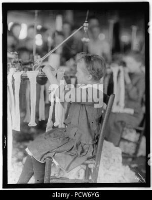 Questi sono tutti i lavoratori in Cherokee mulino di calzetteria, Roma, Ga. A mezzogiorno, apr. 10, 1913. I più giovani sono tornitori e uncini. Altri mulini calzetteria qui intorno impiegare i bambini di 8 e 9 anni. Foto Stock