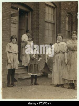 Questi sono tutti i lavoratori in Cherokee mulino di calzetteria, Roma, Ga. A mezzogiorno, Aprile 10, 1913. I più giovani sono tornitori e uncini. Altri mulini calzetteria qui intorno impiegare i bambini di 8 e 9 anni. Foto Stock