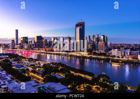 Orario del tramonto immagine areale di Brisbane CBD e il South Bank. Brisbane, Queensland, Australia. Foto Stock