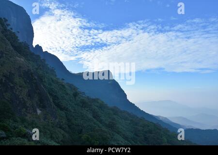 'Viste rinfrescanti di Agasthyarkoodam Riserva della Biosfera" - Splendida vista della valle Agasthyarkoodam. Foto Stock