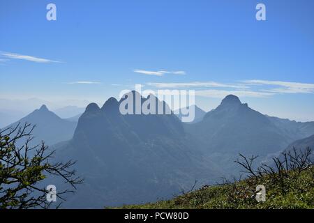 'Viste rinfrescanti di Agasthyarkoodam Riserva della Biosfera" - vista spettacolare di cinque punte (montagna Ainthuthalai Pothigai) dall'alto. Foto Stock