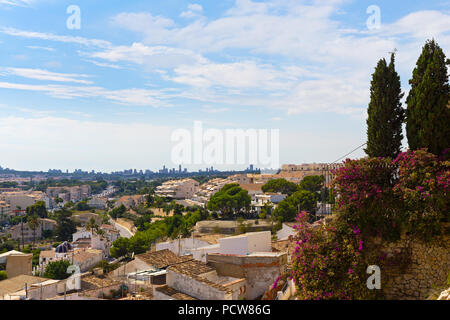 Vista panoramica dello spagnolo della piccola città di Altea vicino a Benidorm. Case tradizionali del Mediterraneo a baia sulla Costa Blanca, Spagna. Foto Stock