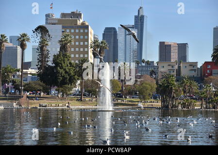 Splendida vista del centro cittadino di Los Angeles dal lago a MacArthur Park in un giorno chiaro. Royalty free Los Angeles stock foto. Esclusiva di Los Angeles P Foto Stock