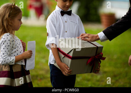 Padre dando presente al figlio. Sorridenti ragazzo riceve un regalo. La famiglia felice, Compleanno, anno nuovo concetto di Natale Foto Stock