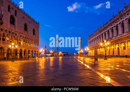 Venezia Piazza San Marco luccica al crepuscolo Foto Stock