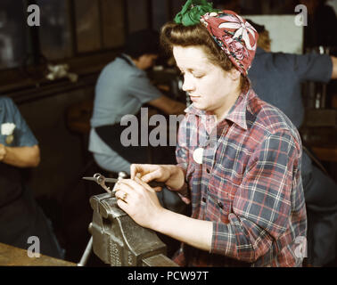 Una delle ragazze di Vilter [Manufacturing] Co. il deposito di piccole parti della pistola, Milwaukee, Wisc. - Febbraio 1943 Foto Stock