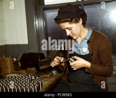 La produzione bellica di lavoratori presso il Vilter [Manufacturing] Azienda rendendo M5 e M7 le pistole per gli Stati Uniti Esercito, Milwaukee, Wisconsin - Febbraio 1943 Foto Stock