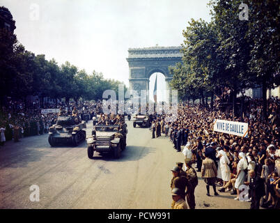 La Folla di patrioti francesi linea le Champs Elysees per visualizzare Allied serbatoi e metà le vie passano attraverso l'Arco di Trionfo, dopo Parigi fu liberata il 25 agosto 1944 (foto agosto 26) Foto Stock