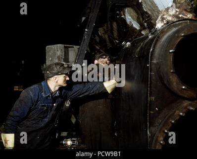 Lavorando sul cilindro di una locomotiva di C & NW RR [ossia Chicago e North Western railroad], 40th Street, negozi, Chicago, Ill. Dicembre 1942 Foto Stock