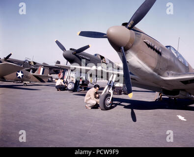 P-51 ('Mustang') aerei da combattimento in fase di preparazione per la prova di volo presso il campo della North American Aviation, Inc., impianti a Inglewood, California - Ottobre 1942 Foto Stock