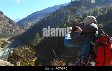 Il campeggio e il Trekking in Himalaya maggiore - har ki dun Foto Stock