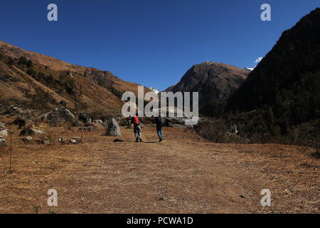 Il campeggio e il Trekking in Himalaya maggiore - har ki dun Foto Stock