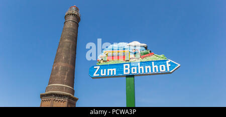 Panorama delle informazioni di segno e faro nel centro di Borkum, Germania Foto Stock