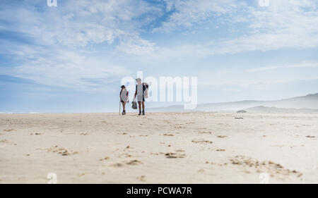 Gli escursionisti a piedi sulla spiaggia con zaini su Tsitsikamma Hiking Trail, Tsitsikamma montagne, Eastern Cape Province, Sud Africa Foto Stock