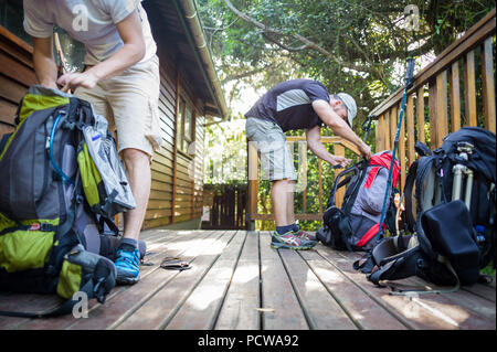 Gli escursionisti preparando ad affrontare il Tsitsikamma Hiking Trail, Tsitsikamma montagne, Eastern Cape Province, Sud Africa Foto Stock