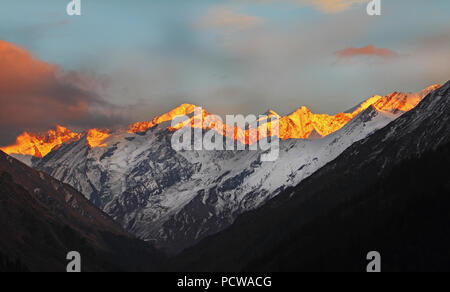 Sunrise in Himalaya Hark ki Dun Trek Foto Stock