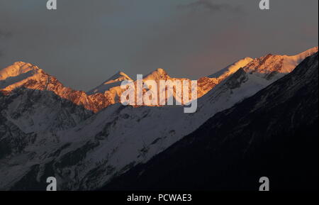 Sunrise in Himalaya Hark ki Dun Trek Foto Stock